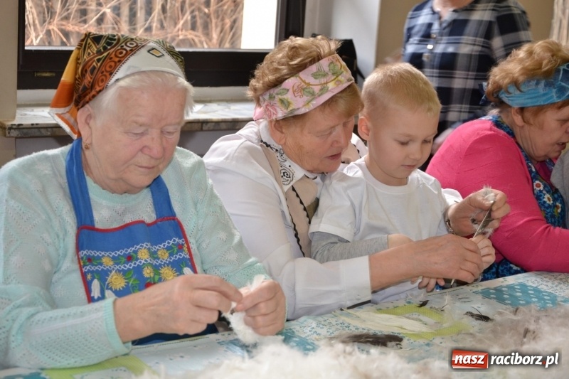 Zdjęcie w galerii na portalu naszraciborz.pl: Tworków. Przy piyrzu jest czas na klachy  wiadomości z regionu
