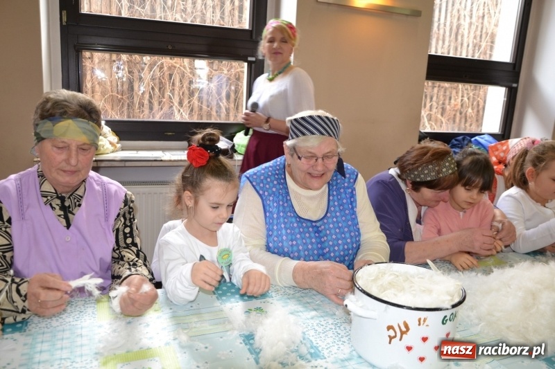 Zdjęcie w galerii na portalu naszraciborz.pl: Tworków. Przy piyrzu jest czas na klachy  wiadomości z regionu