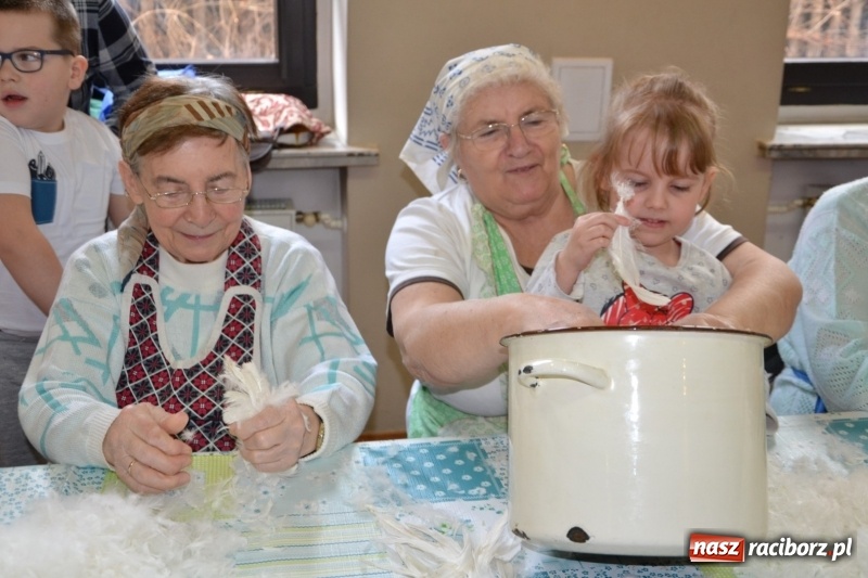 Zdjęcie w galerii na portalu naszraciborz.pl: Tworków. Przy piyrzu jest czas na klachy  wiadomości z regionu