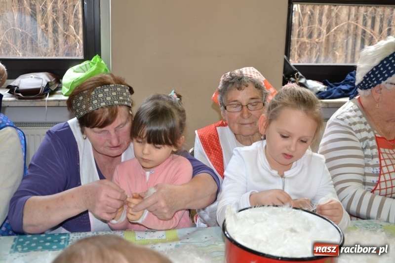 Zdjęcie w galerii na portalu naszraciborz.pl: Tworków. Przy piyrzu jest czas na klachy  wiadomości z regionu