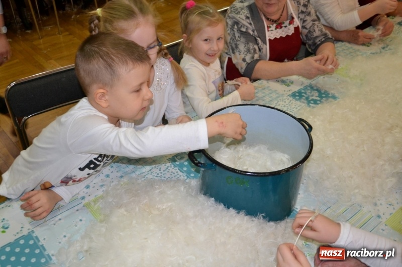 Zdjęcie w galerii na portalu naszraciborz.pl: Tworków. Przy piyrzu jest czas na klachy  wiadomości z regionu