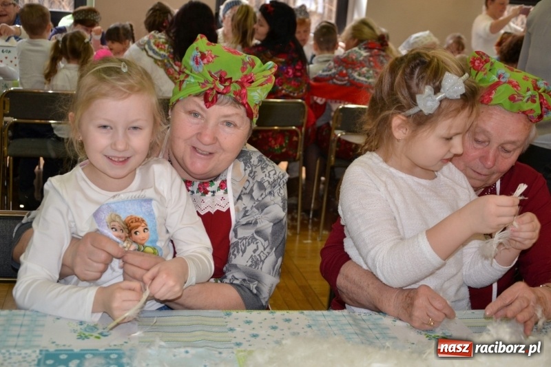 Zdjęcie w galerii na portalu naszraciborz.pl: Tworków. Przy piyrzu jest czas na klachy  wiadomości z regionu