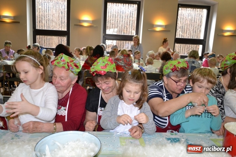 Zdjęcie w galerii na portalu naszraciborz.pl: Tworków. Przy piyrzu jest czas na klachy  wiadomości z regionu