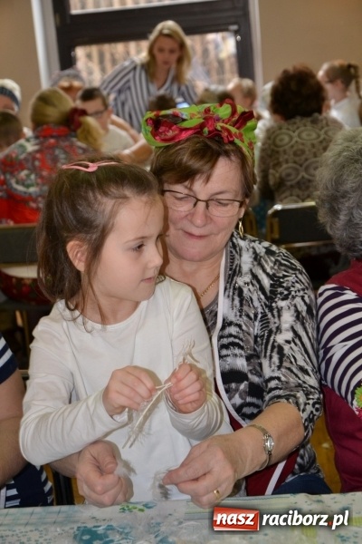 Zdjęcie w galerii na portalu naszraciborz.pl: Tworków. Przy piyrzu jest czas na klachy  wiadomości z regionu