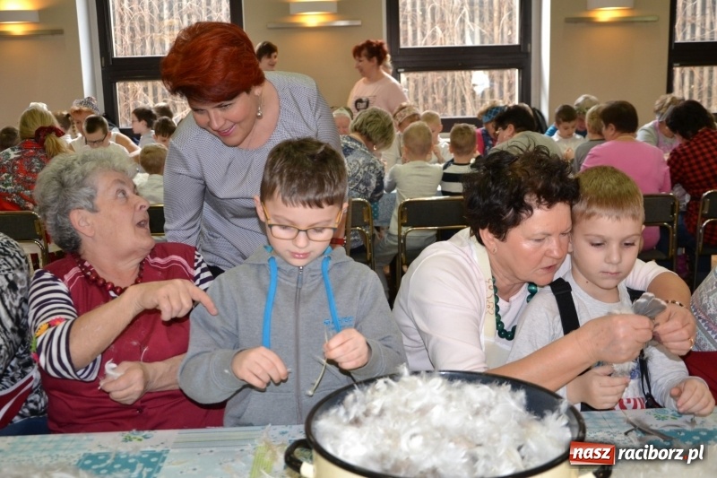 Zdjęcie w galerii na portalu naszraciborz.pl: Tworków. Przy piyrzu jest czas na klachy  wiadomości z regionu