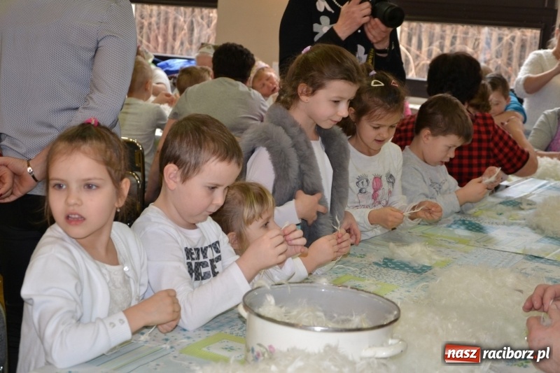 Zdjęcie w galerii na portalu naszraciborz.pl: Tworków. Przy piyrzu jest czas na klachy  wiadomości z regionu