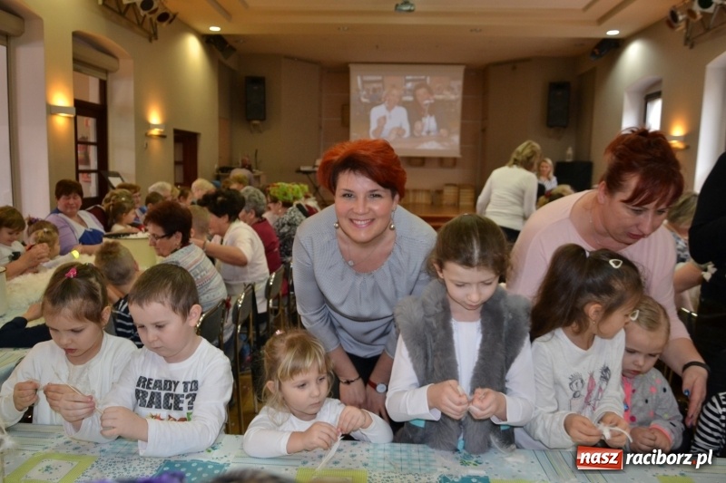 Zdjęcie w galerii na portalu naszraciborz.pl: Tworków. Przy piyrzu jest czas na klachy  wiadomości z regionu