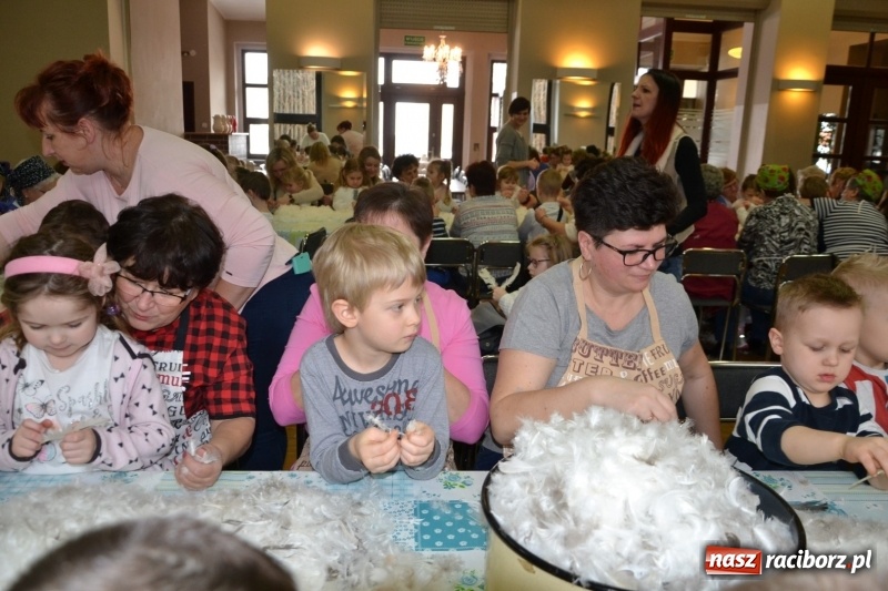 Zdjęcie w galerii na portalu naszraciborz.pl: Tworków. Przy piyrzu jest czas na klachy  wiadomości z regionu