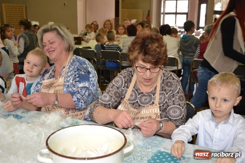 Zdjęcie w galerii na portalu naszraciborz.pl: Tworków. Przy piyrzu jest czas na klachy  wiadomości z regionu