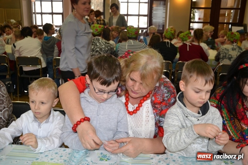 Zdjęcie w galerii na portalu naszraciborz.pl: Tworków. Przy piyrzu jest czas na klachy  wiadomości z regionu