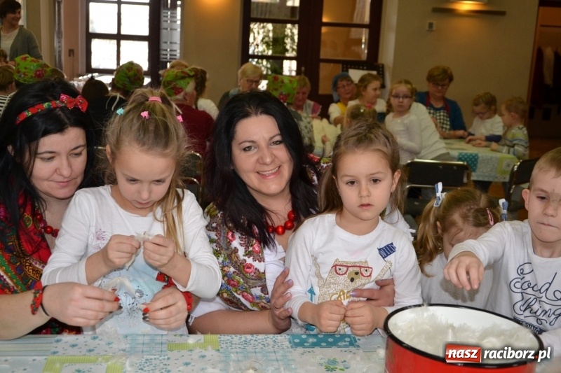 Zdjęcie w galerii na portalu naszraciborz.pl: Tworków. Przy piyrzu jest czas na klachy  wiadomości z regionu