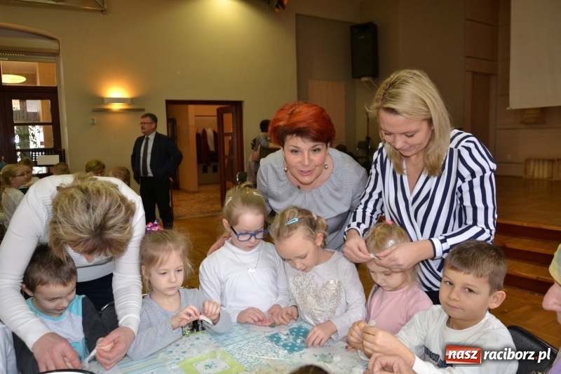 Zdjęcie w galerii na portalu naszraciborz.pl: Tworków. Przy piyrzu jest czas na klachy  wiadomości z regionu