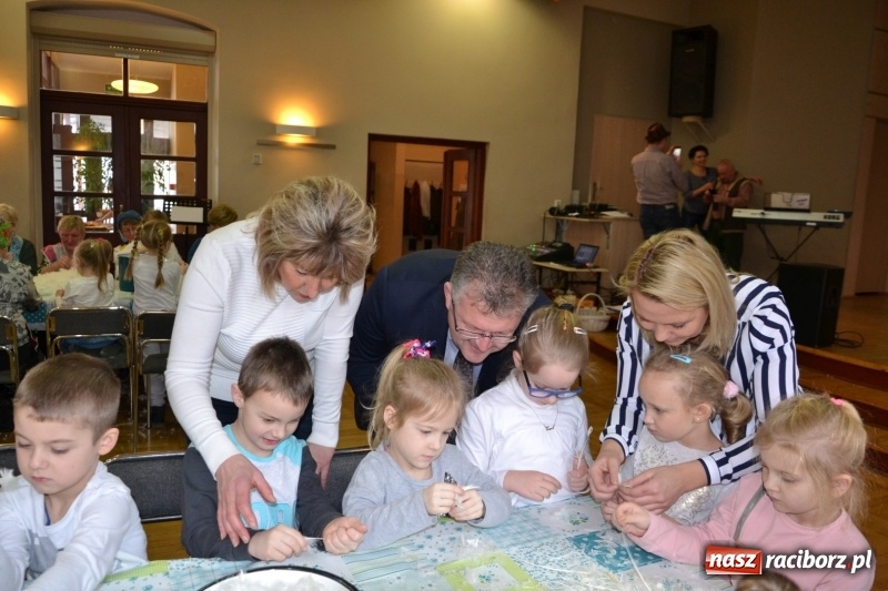 Zdjęcie w galerii na portalu naszraciborz.pl: Tworków. Przy piyrzu jest czas na klachy  wiadomości z regionu