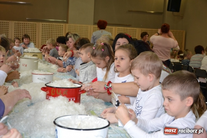 Zdjęcie w galerii na portalu naszraciborz.pl: Tworków. Przy piyrzu jest czas na klachy  wiadomości z regionu