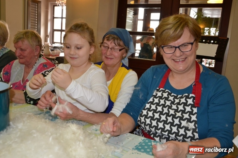 Zdjęcie w galerii na portalu naszraciborz.pl: Tworków. Przy piyrzu jest czas na klachy  wiadomości z regionu