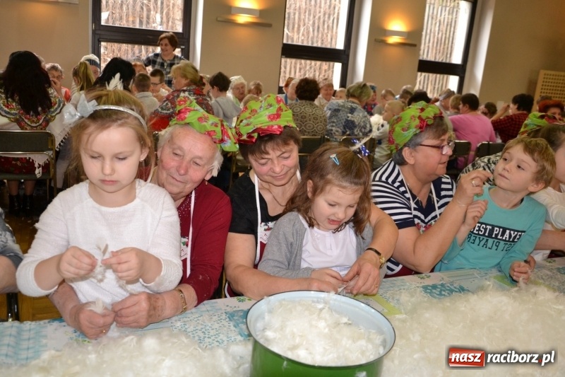 Zdjęcie w galerii na portalu naszraciborz.pl: Tworków. Przy piyrzu jest czas na klachy  wiadomości z regionu