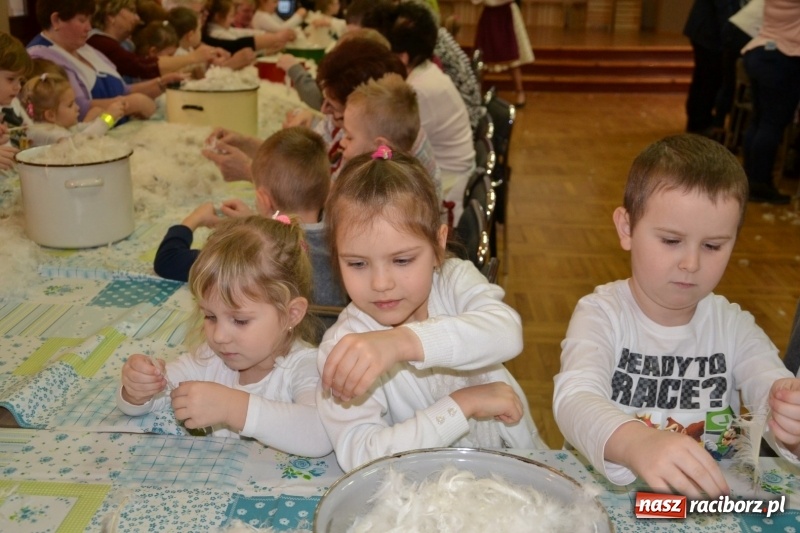 Zdjęcie w galerii na portalu naszraciborz.pl: Tworków. Przy piyrzu jest czas na klachy  wiadomości z regionu