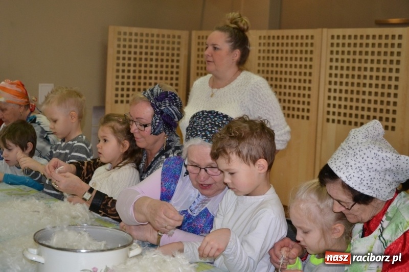 Zdjęcie w galerii na portalu naszraciborz.pl: Tworków. Przy piyrzu jest czas na klachy  wiadomości z regionu