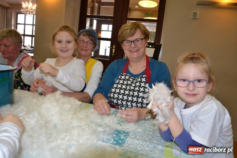 Zdjęcie w galerii na portalu naszraciborz.pl: Tworków. Przy piyrzu jest czas na klachy  wiadomości z regionu