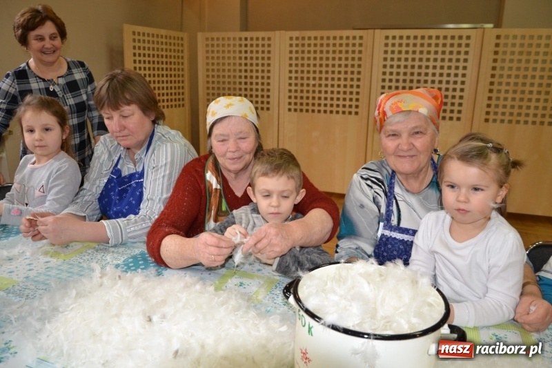 Zdjęcie w galerii na portalu naszraciborz.pl: Tworków. Przy piyrzu jest czas na klachy  wiadomości z regionu