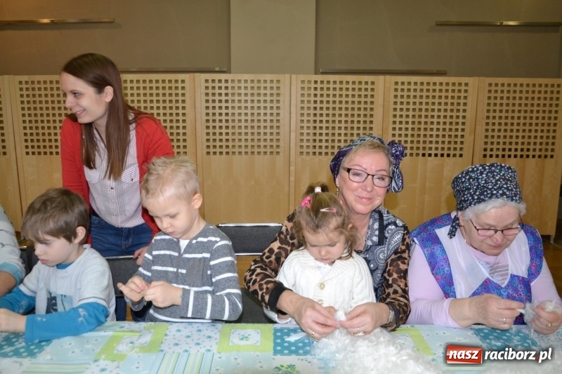 Zdjęcie w galerii na portalu naszraciborz.pl: Tworków. Przy piyrzu jest czas na klachy  wiadomości z regionu