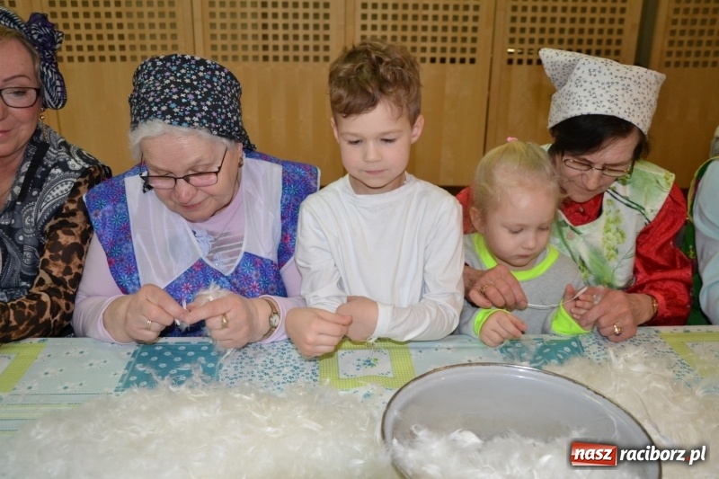 Zdjęcie w galerii na portalu naszraciborz.pl: Tworków. Przy piyrzu jest czas na klachy  wiadomości z regionu