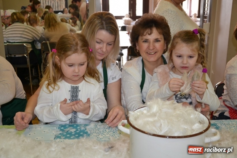 Zdjęcie w galerii na portalu naszraciborz.pl: Tworków. Przy piyrzu jest czas na klachy  wiadomości z regionu