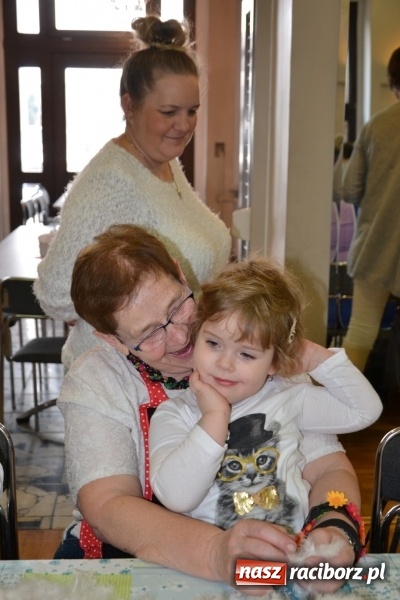 Zdjęcie w galerii na portalu naszraciborz.pl: Tworków. Przy piyrzu jest czas na klachy  wiadomości z regionu