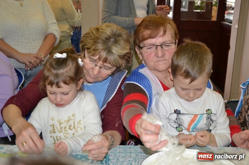 Zdjęcie w galerii na portalu naszraciborz.pl: Tworków. Przy piyrzu jest czas na klachy  wiadomości z regionu