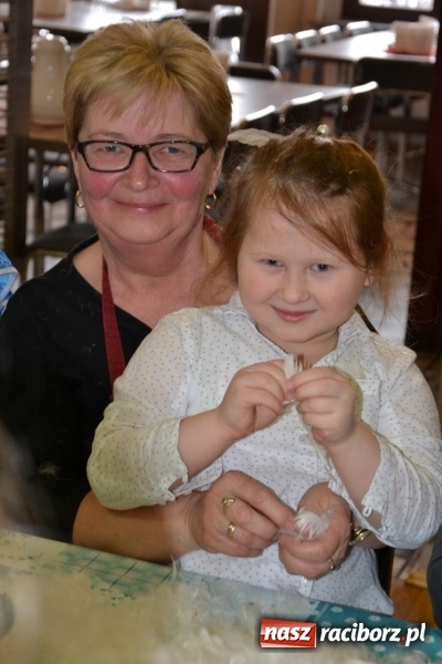 Zdjęcie w galerii na portalu naszraciborz.pl: Tworków. Przy piyrzu jest czas na klachy  wiadomości z regionu