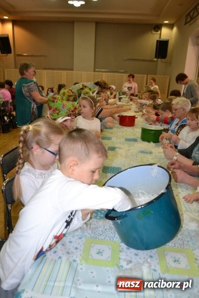 Zdjęcie w galerii na portalu naszraciborz.pl: Tworków. Przy piyrzu jest czas na klachy  wiadomości z regionu