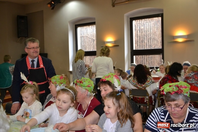 Zdjęcie w galerii na portalu naszraciborz.pl: Tworków. Przy piyrzu jest czas na klachy  wiadomości z regionu