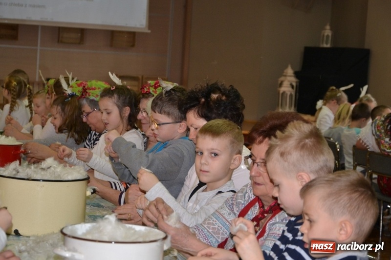Zdjęcie w galerii na portalu naszraciborz.pl: Tworków. Przy piyrzu jest czas na klachy  wiadomości z regionu