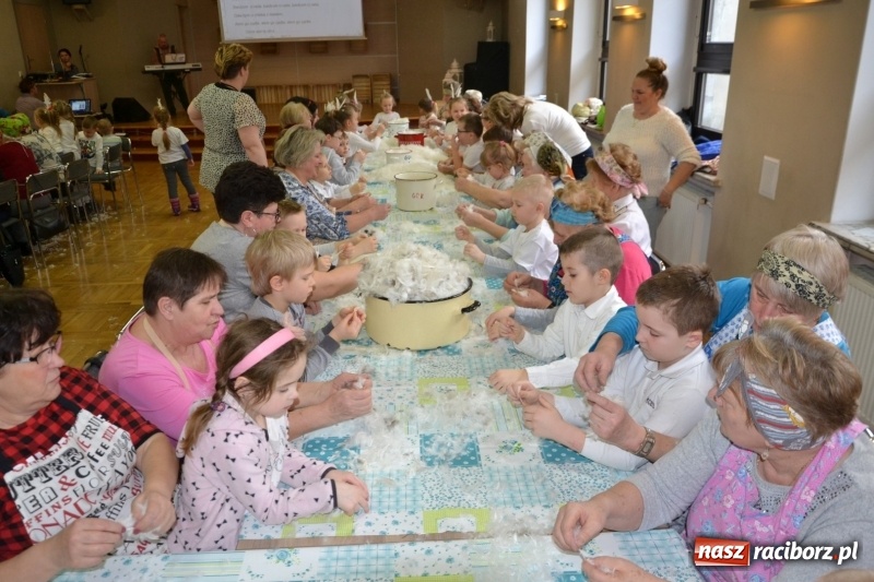Zdjęcie w galerii na portalu naszraciborz.pl: Tworków. Przy piyrzu jest czas na klachy  wiadomości z regionu