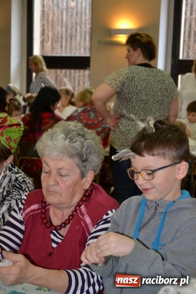 Zdjęcie w galerii na portalu naszraciborz.pl: Tworków. Przy piyrzu jest czas na klachy  wiadomości z regionu