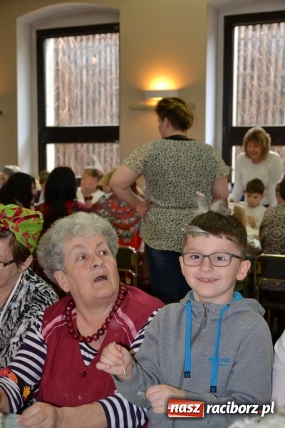 Zdjęcie w galerii na portalu naszraciborz.pl: Tworków. Przy piyrzu jest czas na klachy  wiadomości z regionu