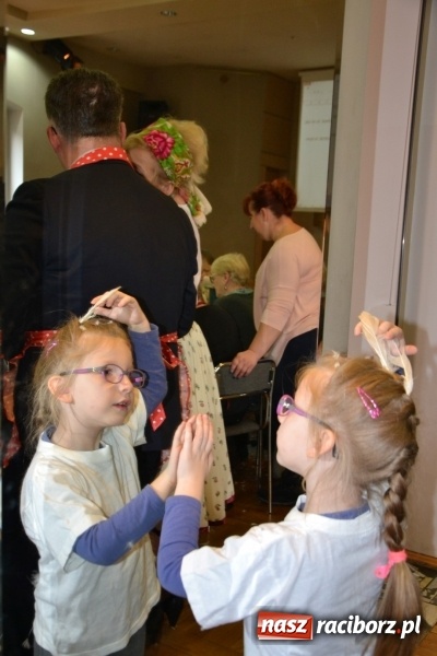 Zdjęcie w galerii na portalu naszraciborz.pl: Tworków. Przy piyrzu jest czas na klachy  wiadomości z regionu