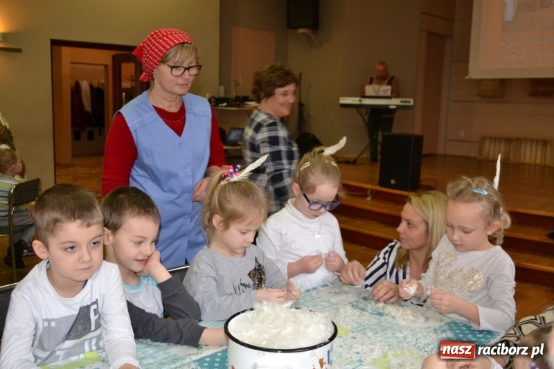 Zdjęcie w galerii na portalu naszraciborz.pl: Tworków. Przy piyrzu jest czas na klachy  wiadomości z regionu