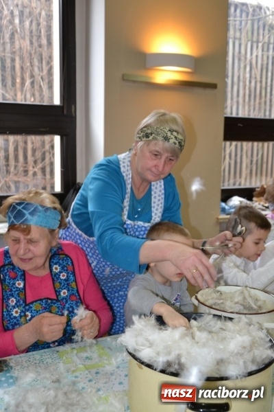 Zdjęcie w galerii na portalu naszraciborz.pl: Tworków. Przy piyrzu jest czas na klachy  wiadomości z regionu