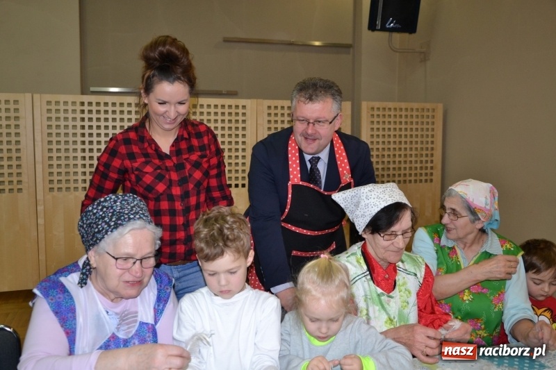 Zdjęcie w galerii na portalu naszraciborz.pl: Tworków. Przy piyrzu jest czas na klachy  wiadomości z regionu