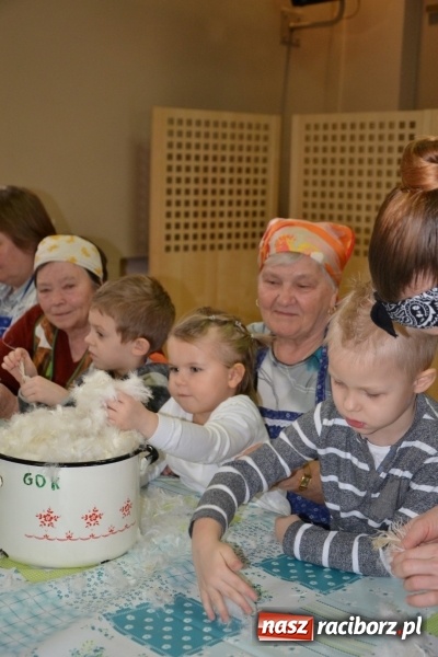 Zdjęcie w galerii na portalu naszraciborz.pl: Tworków. Przy piyrzu jest czas na klachy  wiadomości z regionu