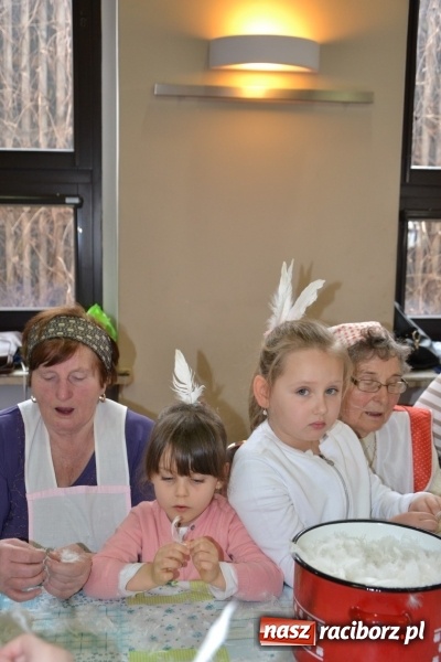 Zdjęcie w galerii na portalu naszraciborz.pl: Tworków. Przy piyrzu jest czas na klachy  wiadomości z regionu