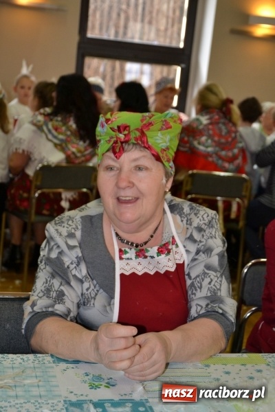 Zdjęcie w galerii na portalu naszraciborz.pl: Tworków. Przy piyrzu jest czas na klachy  wiadomości z regionu