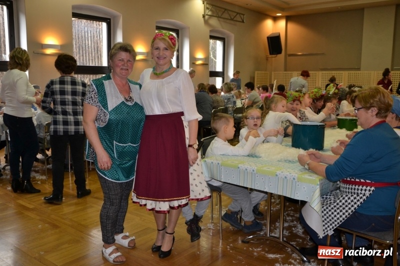 Zdjęcie w galerii na portalu naszraciborz.pl: Tworków. Przy piyrzu jest czas na klachy  wiadomości z regionu