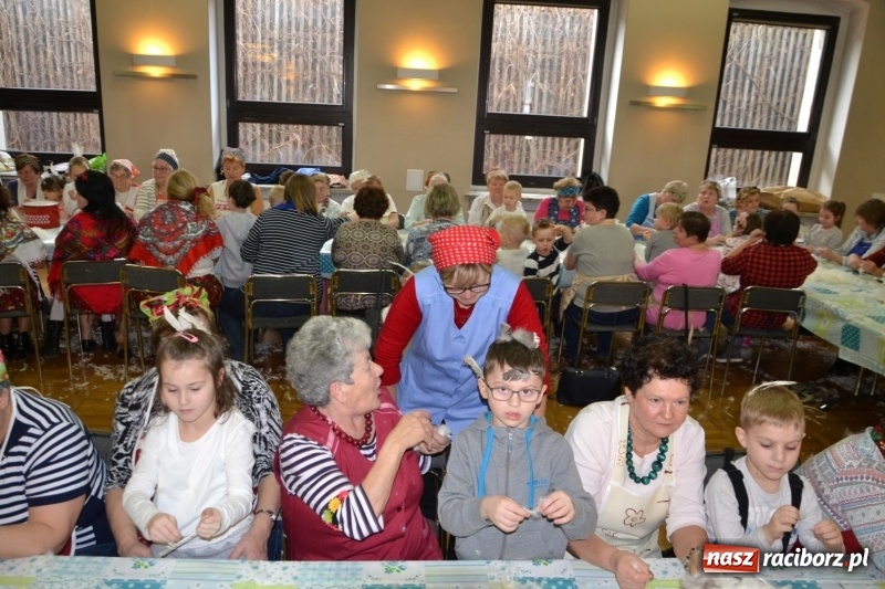 Zdjęcie w galerii na portalu naszraciborz.pl: Tworków. Przy piyrzu jest czas na klachy  wiadomości z regionu