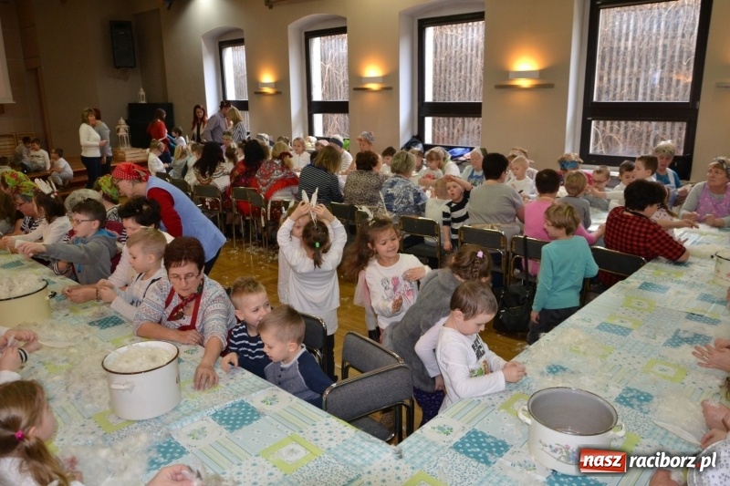 Zdjęcie w galerii na portalu naszraciborz.pl: Tworków. Przy piyrzu jest czas na klachy  wiadomości z regionu