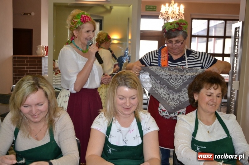 Zdjęcie w galerii na portalu naszraciborz.pl: Tworków. Przy piyrzu jest czas na klachy  wiadomości z regionu