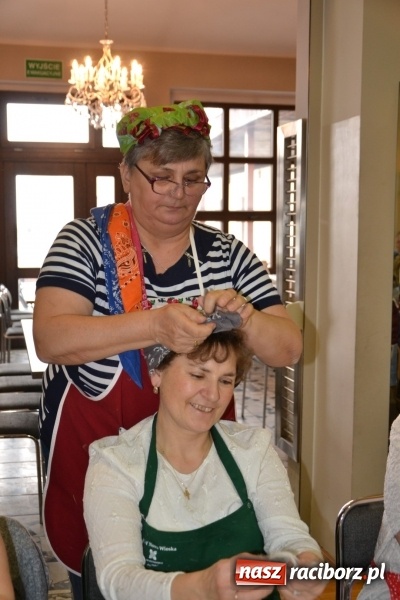 Zdjęcie w galerii na portalu naszraciborz.pl: Tworków. Przy piyrzu jest czas na klachy  wiadomości z regionu