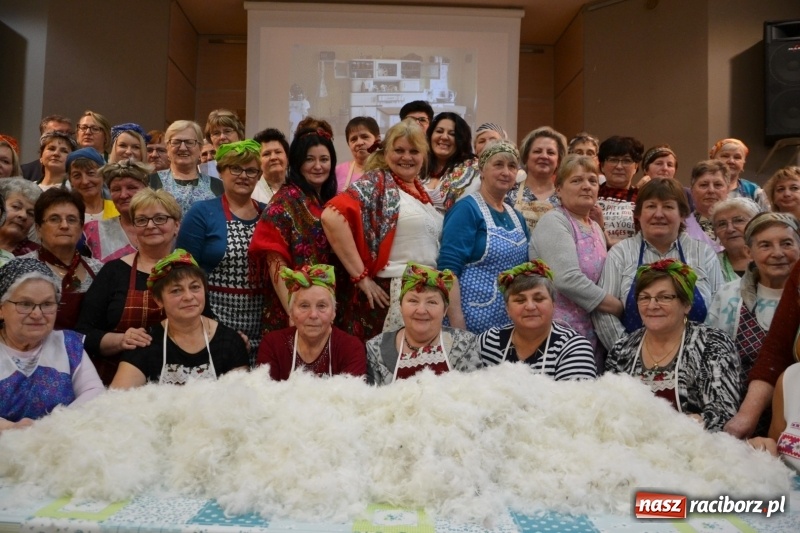 Zdjęcie w galerii na portalu naszraciborz.pl: Tworków. Przy piyrzu jest czas na klachy  wiadomości z regionu