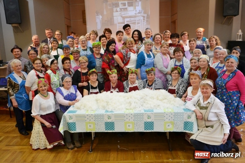 Zdjęcie w galerii na portalu naszraciborz.pl: Tworków. Przy piyrzu jest czas na klachy  wiadomości z regionu
